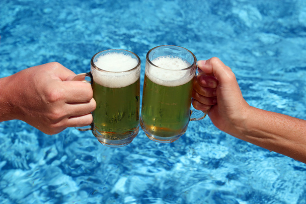  Happy přátelé pití piva a řinčí poháry  - Fotografie, Obrázek