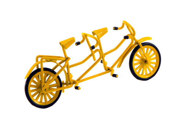 διπλό ποδήλατο παιχνίδι διακόσμηση απομονωθεί σε λευκό - Φωτογραφία, εικόνα