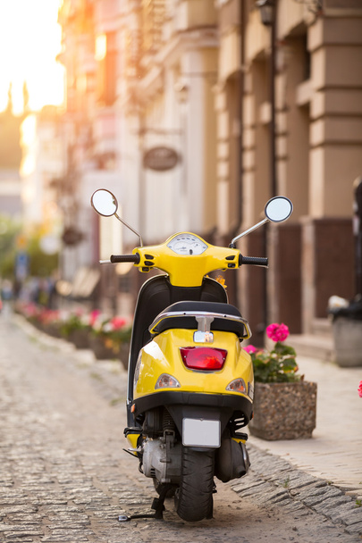Vista posteriore di scooter giallo
. - Foto, immagini