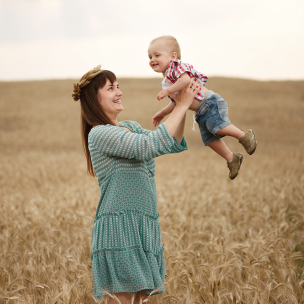happy mother with son in the field - Φωτογραφία, εικόνα
