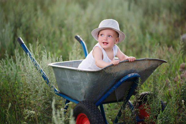 little boy with wheelbarrow - Foto, imagen