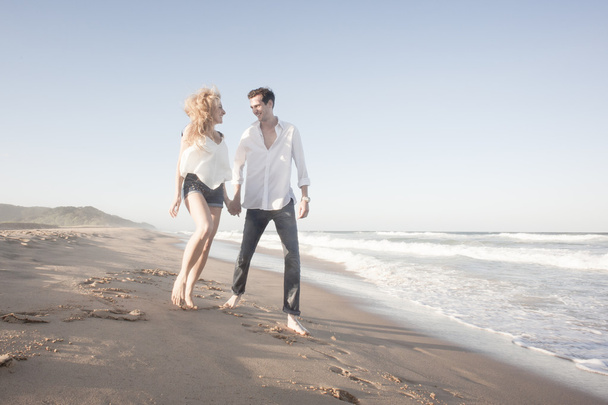 couple walking on the beach  - Valokuva, kuva
