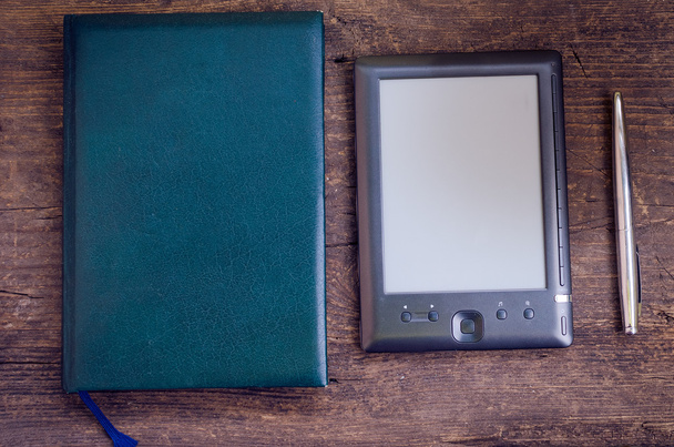 A notebook és a Szabadkézi toll fekete ereader - Fotó, kép