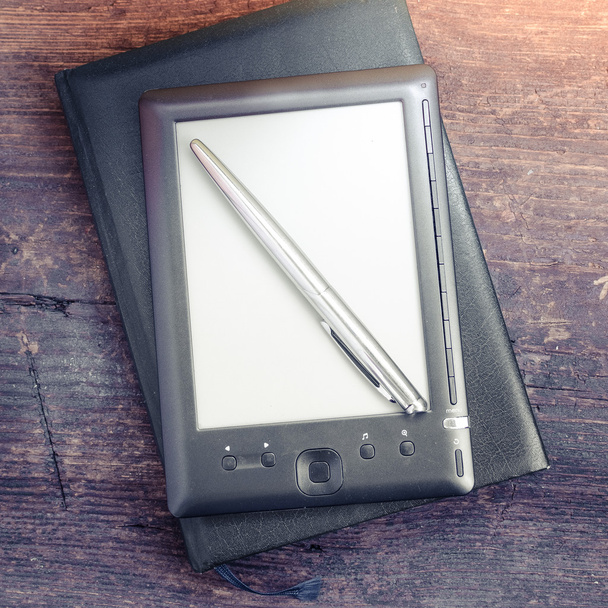 A notebook és a Szabadkézi toll fekete ereader - Fotó, kép