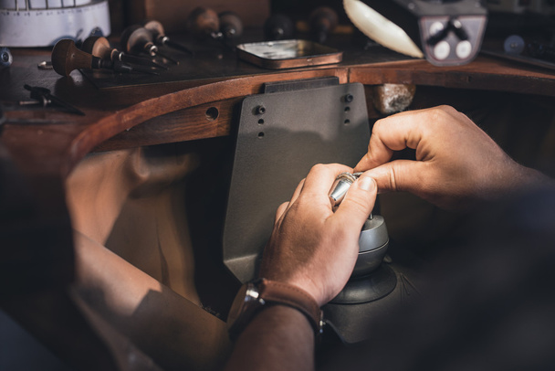 jeweler using tools to shape ring - Φωτογραφία, εικόνα