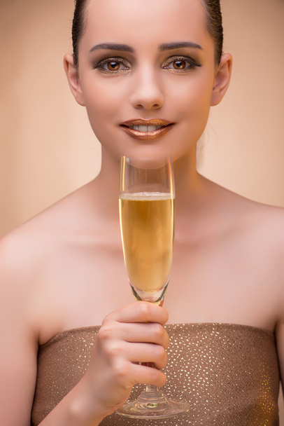 シャンパン グラスを持つ若い女性 - 写真・画像