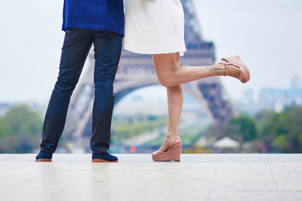 パリのエッフェル塔の近くのロマンチックなカップル - 写真・画像