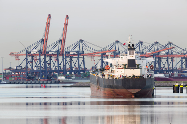 Containerterminal im Hafen in der Dämmerung  - Foto, Bild