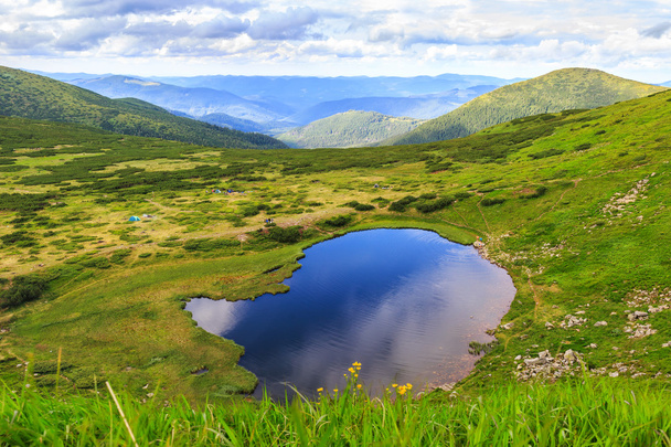 Karpaten landschap, panorama uitzicht vanaf de hoogte, Nesamovyte lake onder hill. - Foto, afbeelding