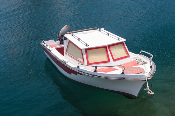 きれいな水で小さなモーター ボート係留 - 写真・画像
