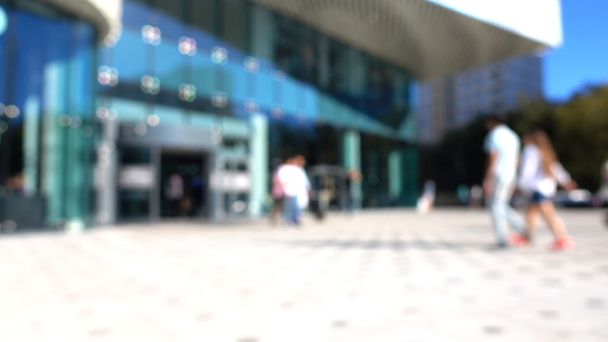 Clientes borrosos caminando en la entrada moderna del centro comercial. 4K fondo bokeh tiro
 - Imágenes, Vídeo