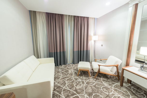 Moderne hotelkamer met groot bed - Foto, afbeelding