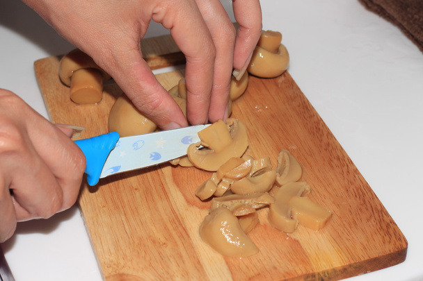 Schneiden Champignon Pilz in Salzlake bereit zum Kochen - Foto, Bild
