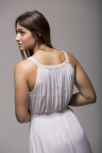 Νεαρή γυναίκα με λευκό φόρεμα - Φωτογραφία, εικόνα