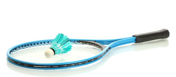badminton raketi ve mekik horozu beyazda izole edilmiş. - Fotoğraf, Görsel