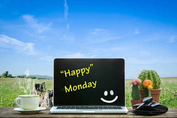 Ноутбук на дерев'яним столом, щасливі понеділка - Фото, зображення