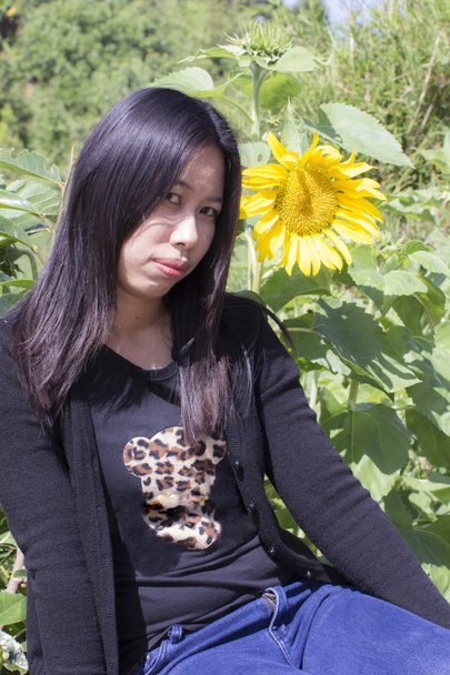 Ritratto Donna tailandese con girasoli
 - Foto, immagini