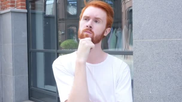 Gondolkodás töprengő ember, kívül az irodájában, vörös szőrszálak - Felvétel, videó