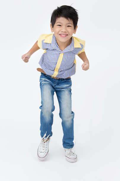Skakanie szczęśliwy chłopiec azjatyckich - Zdjęcie, obraz