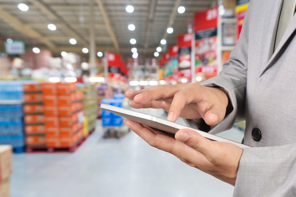 Mão de Empresário, Manger usar Tablet Móvel no supermercado
  - Foto, Imagem
