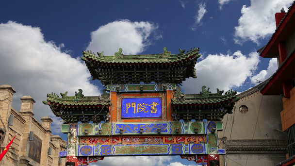 wejście do świątyni buddyjskiej--xian (sian, xi'an), prowincji shaanxi, Chiny  - Materiał filmowy, wideo