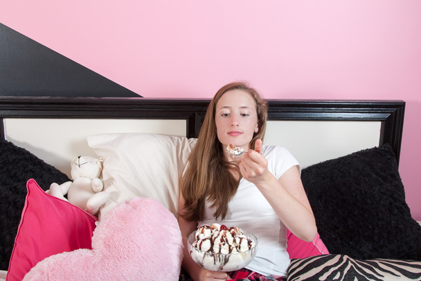 adolescente indulgere in un gelato enorme sundae
 - Foto, immagini