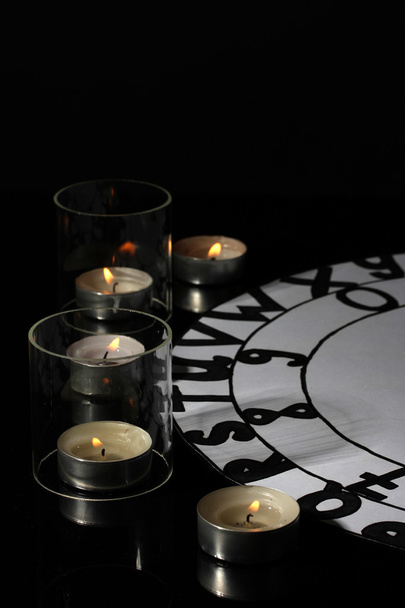 πνευματιστικός séance από το φως των κεριών close-up - Φωτογραφία, εικόνα