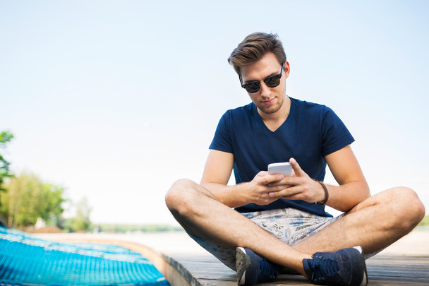 Man texting aan zijn vrienden - Foto, afbeelding