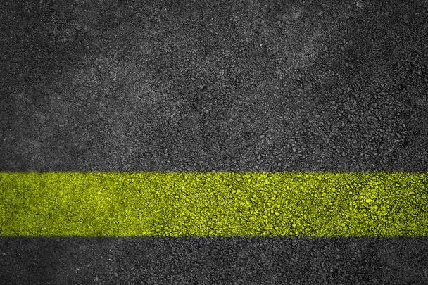 Asfalt yol doku sarı şeridi ile - Fotoğraf, Görsel