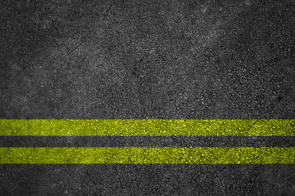 Textura da estrada do asfalto com tira amarela
 - Foto, Imagem