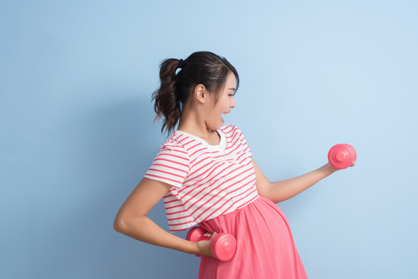 Junge schwangere Sportlerin - Foto, Bild