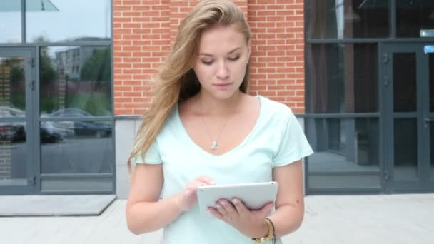 Walking Girl Using Tablet - Filmagem, Vídeo