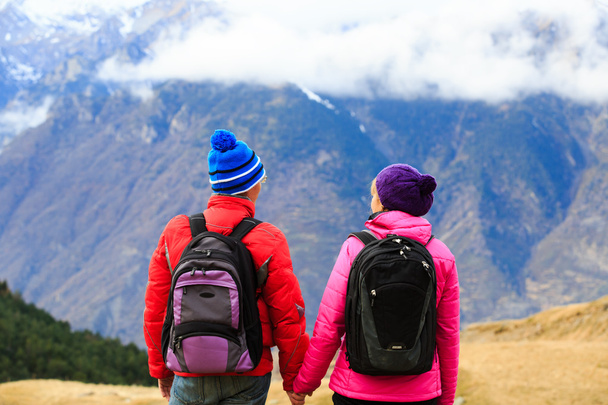 happy couple hiking in scenic mountains - Fotoğraf, Görsel