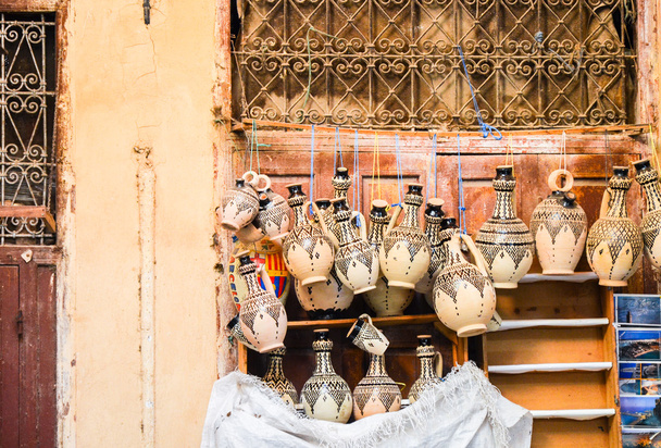 Exposición de cerámica en venta en medina de Fez, Marruecos
 - Foto, imagen