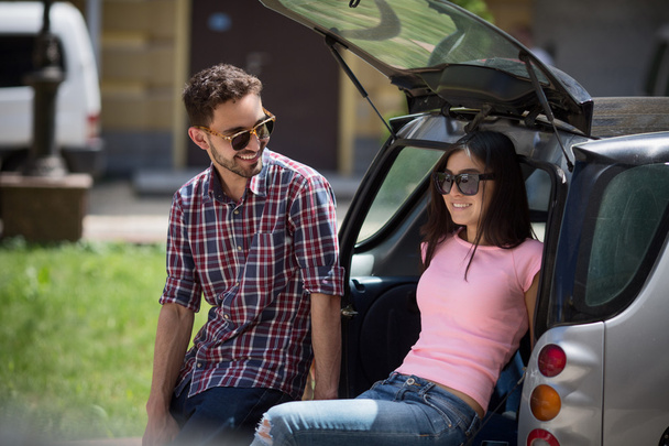 Feliz turista hombre y mujer en coche
 - Foto, Imagen