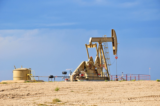ropy naftowej pompy Jacka przeciw błękitne niebo - Zdjęcie, obraz