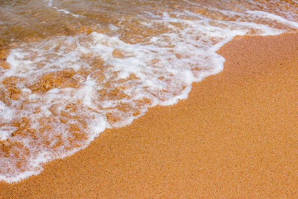 Sanfte Welle des Meeres am Sandstrand - Foto, Bild