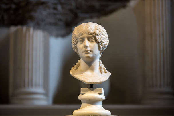  Antieke buste van de vrouw in de baden van Diocletianus in Rome - Foto, afbeelding