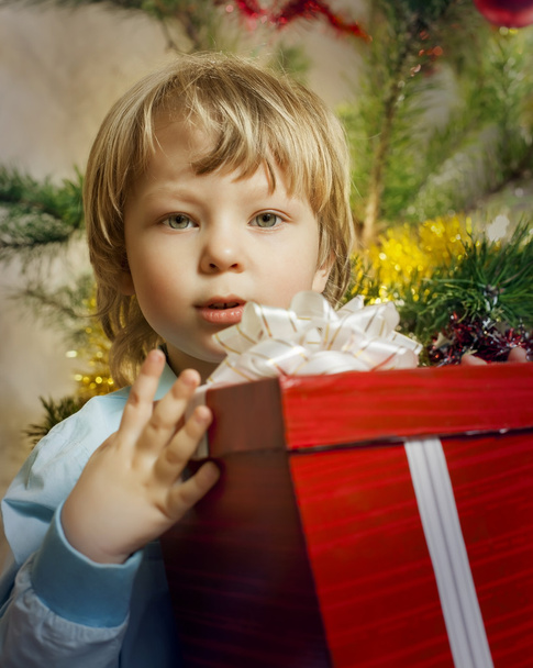happy boy with christmas gift  - Foto, imagen
