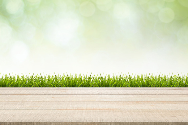 деревянный стол верхняя панель и трава на зеленом фоне
 - Фото, изображение