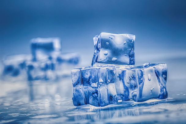 cubitos de hielo sobre fondo azul - Foto, imagen