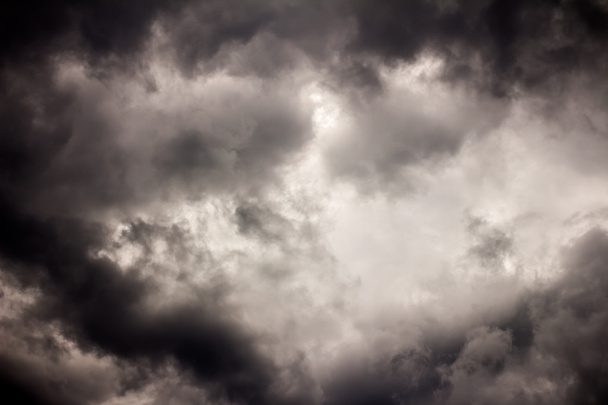 Donkere stormwolken - Foto, afbeelding