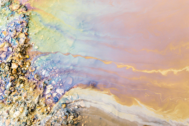 Abstrato psicodélico da poluição por óleo tóxico na água
 - Foto, Imagem
