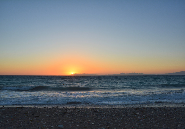Pôr do sol sobre o mar Egeu Ilha de Rodes
 - Foto, Imagem