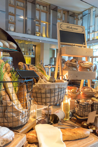 bread and rolls in wicker basket station - Zdjęcie, obraz