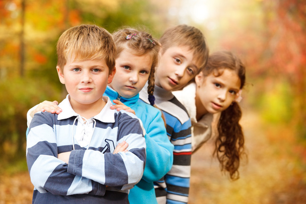 Niños en el parque de otoño
 - Foto, imagen