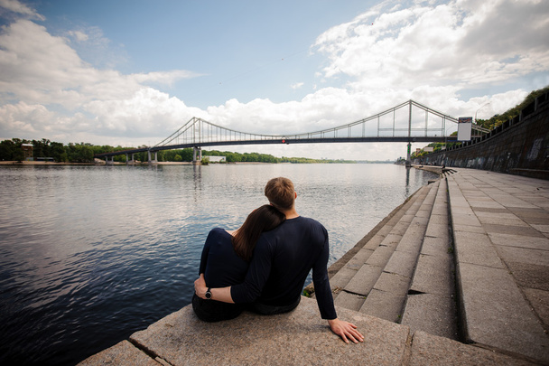 casal apaixonado perto do rio e olhando
 - Foto, Imagem