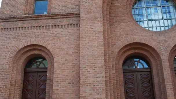 Церковь Святой Троицы в Торуни - бывший протестантский храм, расположенный на Рынке в Торуни, Польша. Ранее в этом месте была готическая новая ратуша, преобразованная в 1668 году в Евангелическую церковь (лютеранскую
) - Кадры, видео