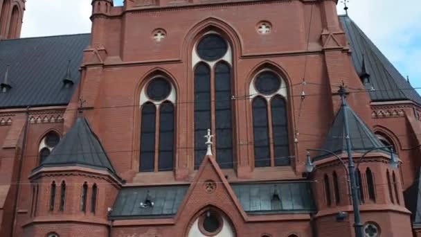 STS. Catherine templom Torun-ban, Lengyelország-helyőrség templom, eredetileg protestáns, mivel a 1920-római. A Szent Katalin tér közepén épült. - Felvétel, videó