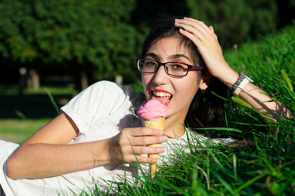 Κορίτσι με παγωτό για τη φύση - Φωτογραφία, εικόνα